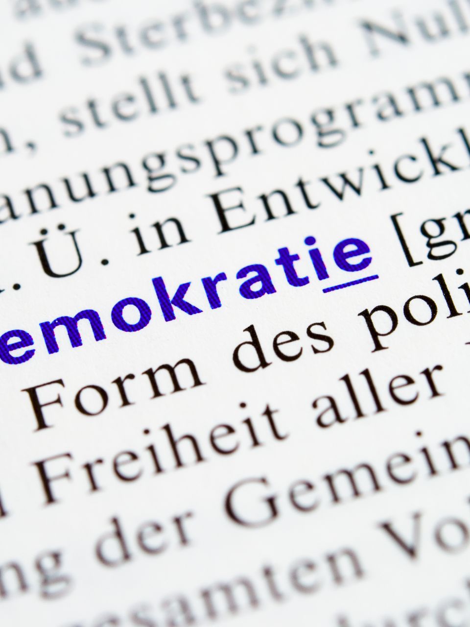 Roter Stift, der ein Kreuz auf einer Wahlliste gemalt hat